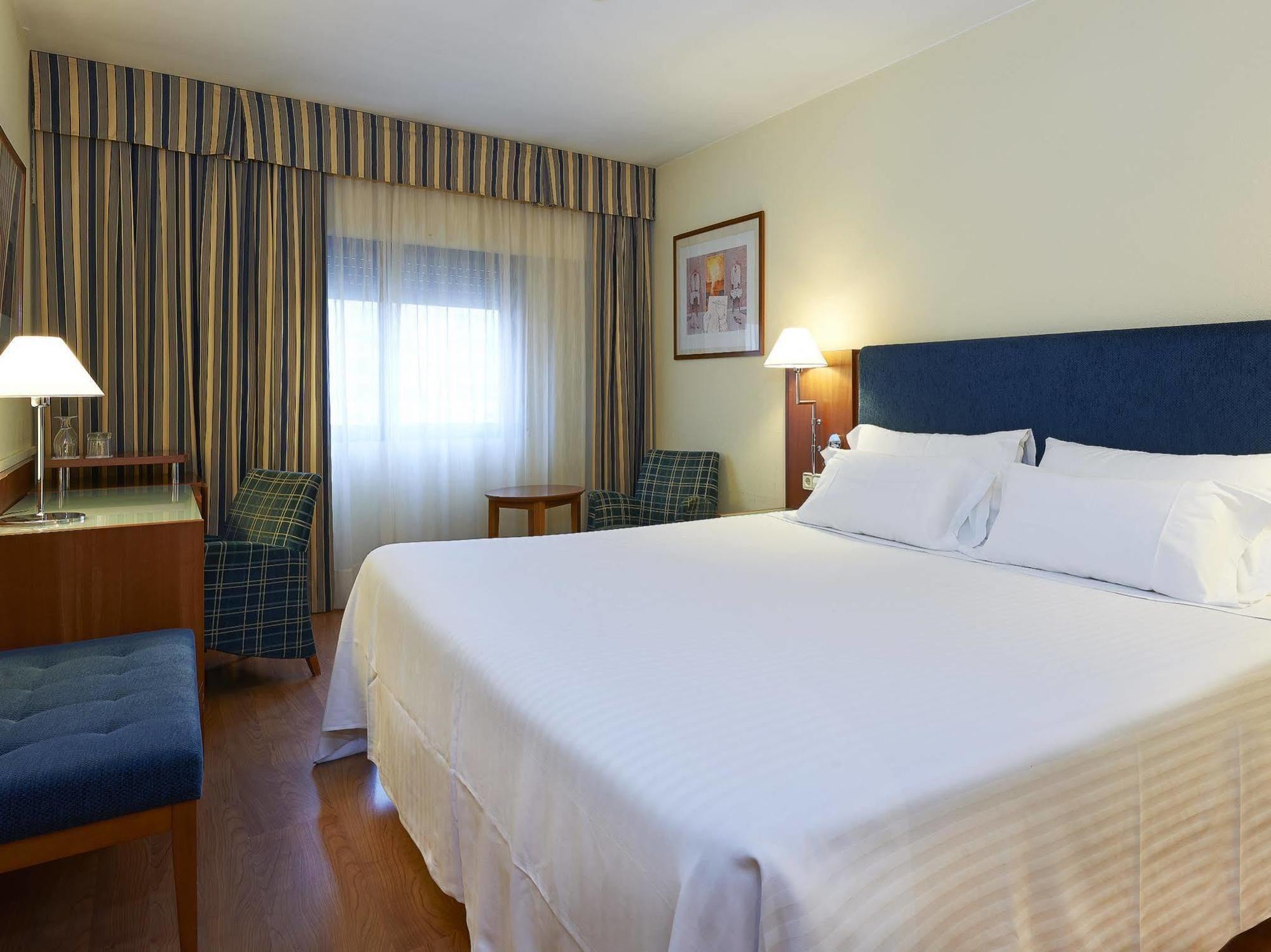 Up Rooms Vic Hotel Εξωτερικό φωτογραφία